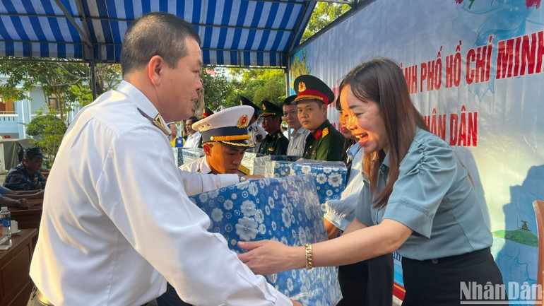 Chuẩn đô đốc Phạm Như Xuân, Phó Tư lệnh Quân chủng Hải quân tặng quà cho người dân trên đảo
