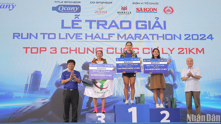 Hoàng Thị Ngọc Hoa (giữa), Phạm Thị Hồng Lệ (phải) lần lượt về Nhất và Nhì giải chạy Run to Live-Chạy vì cuộc sống 2024. Hoàng Thị Ngọc Hoa (giữa), Phạm Thị Hồng Lệ (phải) lần lượt về Nhất và Nhì giải chạy Run to Live-Chạy vì cuộc sống 2024.