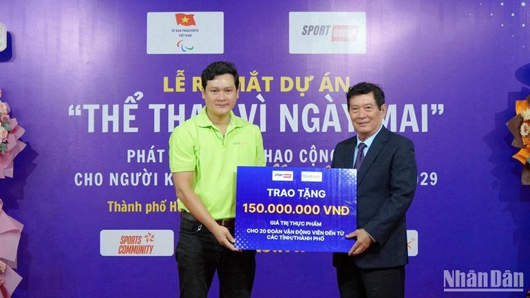 Sport Group trao phần quà là thực phẩm cho 20 đoàn vận động viên khuyết tật đến từ các tỉnh, thành phố