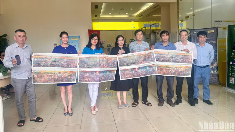 Bức tranh panorama về Chiến dịch Điện Biên Phủ tạo nên "cơn sốt" trong làng báo nhiều ngày qua (Ảnh: THẾ ANH)