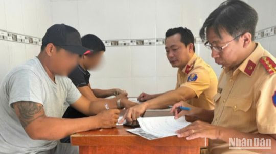 Chủ phương tiện và lái xe (bên trái) tại buổi làm việc với cơ quan chức năng