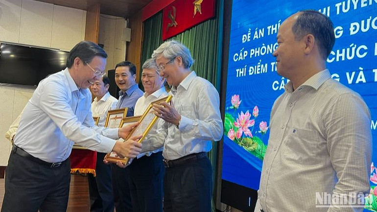 Ủy ban nhân dân Thành phố Hồ Chí Minh trao bằng khen cho các đơn vị, địa phương thực hiện thành công đợt thí điểm thi tuyển chức danh lãnh đạo, quản lý. Ủy ban nhân dân Thành phố Hồ Chí Minh trao bằng khen cho các đơn vị, địa phương thực hiện thành công đợt thí điểm thi tuyển chức danh lãnh đạo, quản lý.