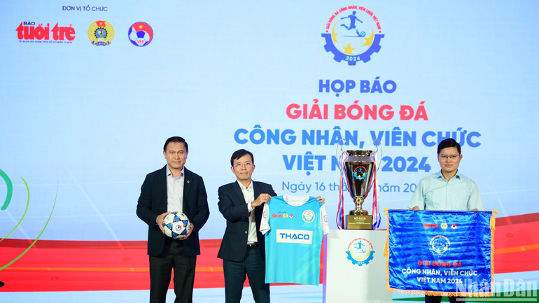 Đại diện ban tổ chức công bố cúp, cờ, trang phục thi đấu và bóng của giải đấu.