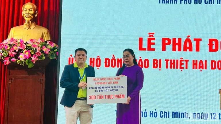 Ngân hàng thực phẩm Việt Nam trao hỗ trợ thực phẩm chung tay khắc phục đời sống của người dân các tỉnh miền bắc sau cơn bão số 3.