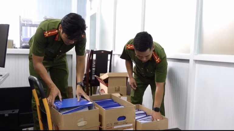 Cơ quan chức năng thu giữ tài liệu từ đường dây này.