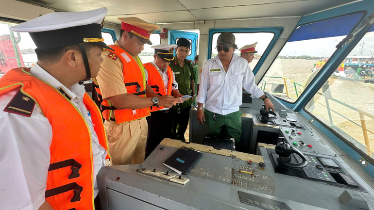 Cảnh sát giao thông kiểm tra điều kiện hoạt động của phương tiện đường thủy chiều 30/8