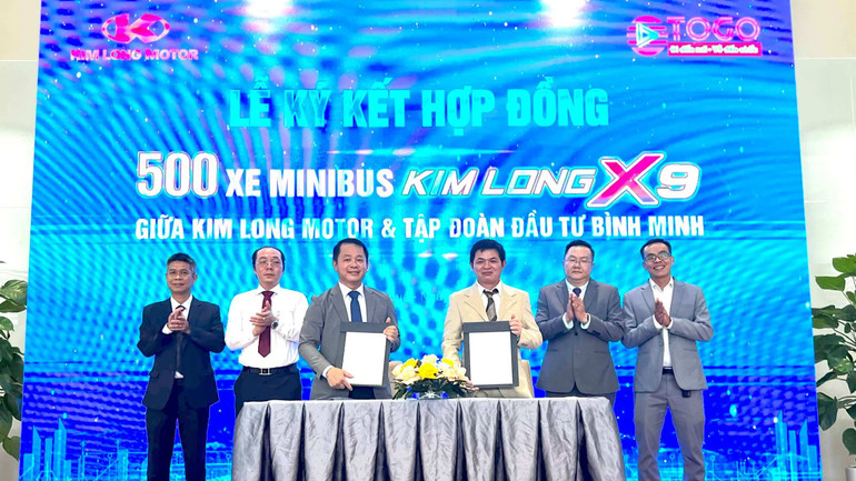 Đại diện Công ty cổ phần Kim Long Motor Huế và Tập đoàn Bình Minh ký kết hợp đồng thương mại 500 xe Kim Long X9.