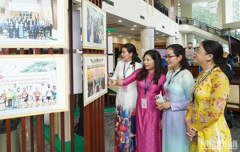 Các đại biểu tham quan triển lãm các hoạt động của Mặt trận Tổ quốc Thành phố Hồ Chí Minh các cấp trước giờ khai mạc đại hội. (Ảnh: THẾ ANH)