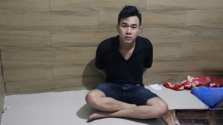 Một đối tượng tham gia đường dây bị Công an bắt quả tang. (Ảnh: Công an cung cấp)