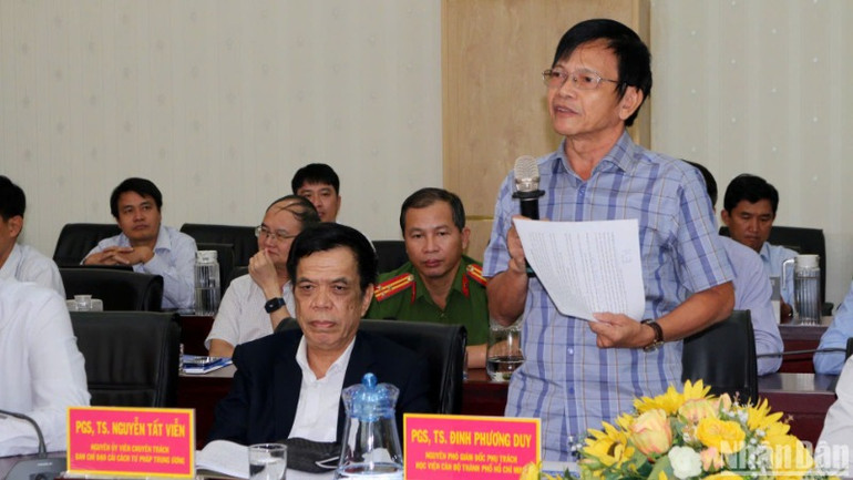 Các đại biểu phát biểu tham luận tại tọa đàm.