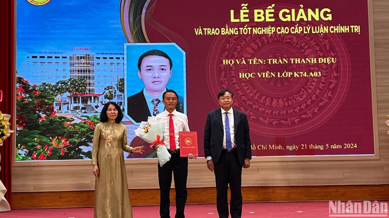 Các học viên nhận bằng tốt nghiệp lớp cao cấp lý luận chính trị K74 Các học viên nhận bằng tốt nghiệp lớp cao cấp lý luận chính trị K74