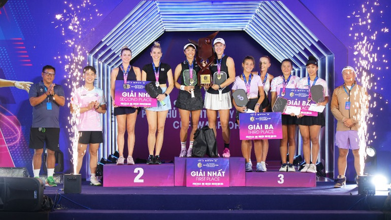 Đại diện Ban Tổ chức trao giải thưởng cho các vận động viên đạt thành tích cao tại giải đấu.