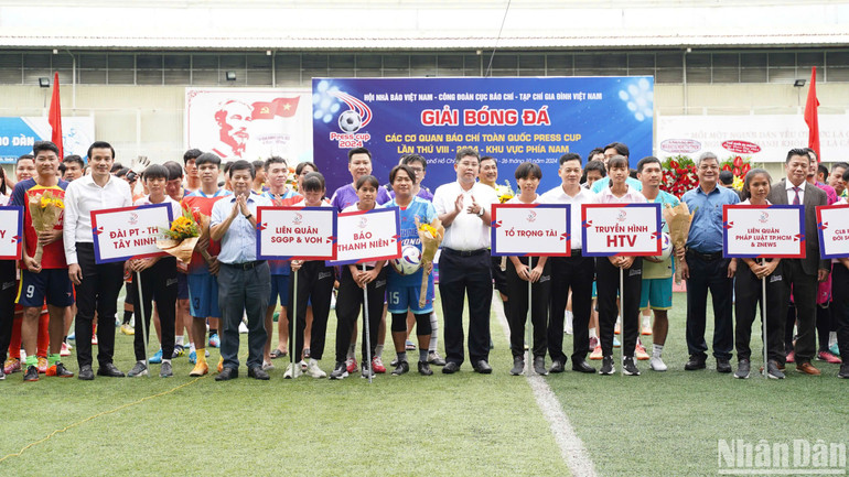 Đại diện Ban tổ chức, nhà tài trợ tặng hoa cho các đội trước giờ thi đấu. (Ảnh: THUẬN VĂN)