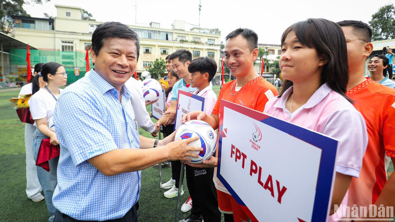 Nhà báo Trần Trọng Dũng, Phó Chủ tịch Hội nhà báo Việt Nam phụ trách khu vực phía nam trao bóng lưu niệm cho các đội tham dự giải. (Ảnh: THUẬN VĂN)