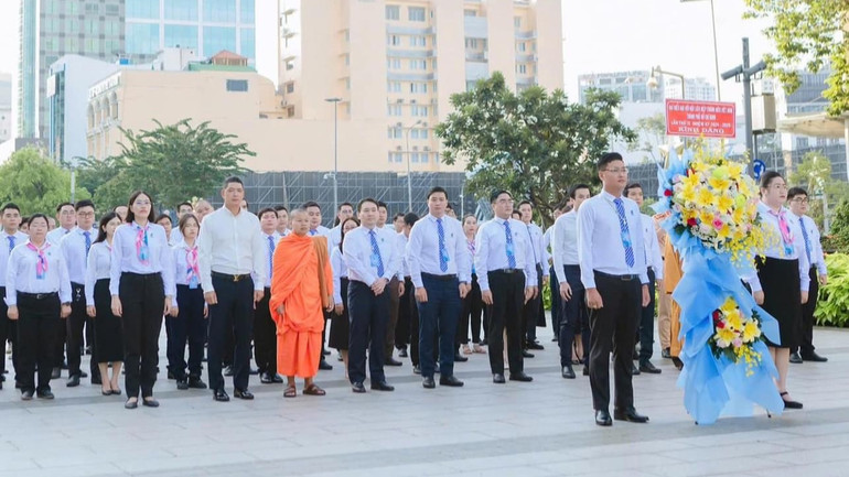 Các đại biểu dâng hoa trước tượng đài Chủ tịch Hồ Chí Minh trước giờ khai mạc.