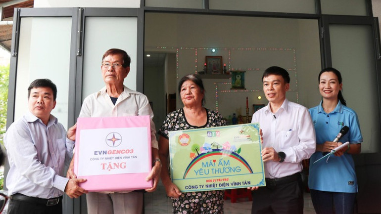 Gia đình ông Võ Hét nhận nhà tình thương do Evngenco3 và các đơn vị tài trợ.