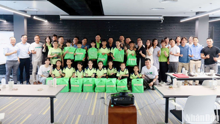 Các đơn vị trao quà cho trẻ em khó khăn nhân dịp ra mắt dự án.