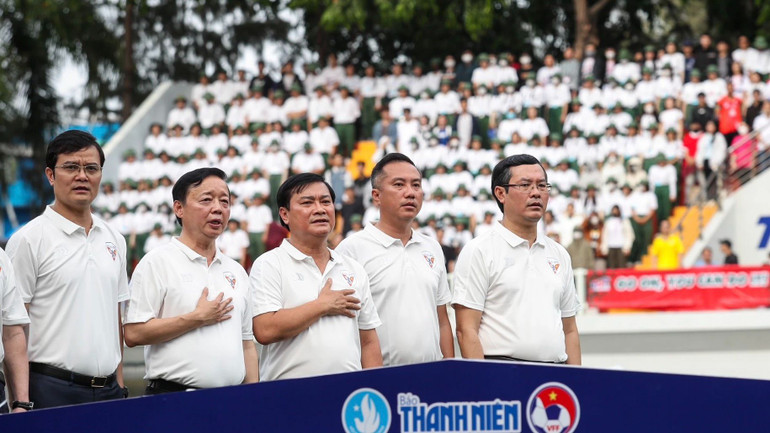 Các đồng chí lãnh đạo trung ương và địa phương hát Quốc ca và dự khán trận đấu.