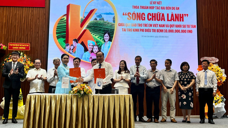 Lễ ký kết thỏa thuận hợp tác Dự án Sóng chữa lành hỗ trợ kinh phí điều trị bệnh hiểm nghèo cho bệnh nhi tại 7 bệnh viện giữa Quỹ Khởi sự từ tâm và Quỹ Bảo Trợ trẻ em Việt Nam