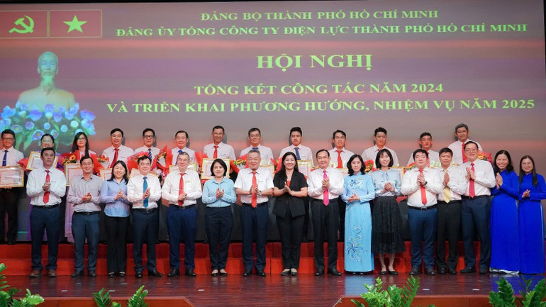 Lãnh đạo các đơn vị trao tặng giấy khen cho các cá nhân, tập thể đạt thành tích xuất sắc trong công tác đảng tại đơn vị năm 2024.