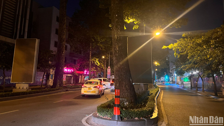 Nhiều bảng quảng cáo tắt đèn sau 22 giờ hằng ngày