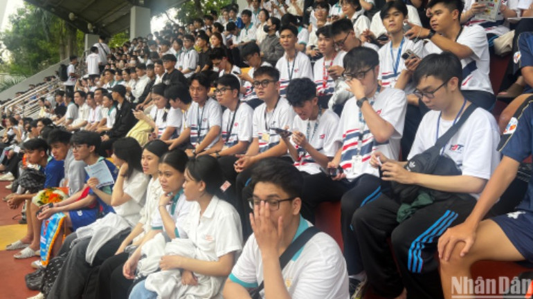 Đông đảo sinh viên các trường đến cổ vũ cho các đội bóng tham dự giải đấu.