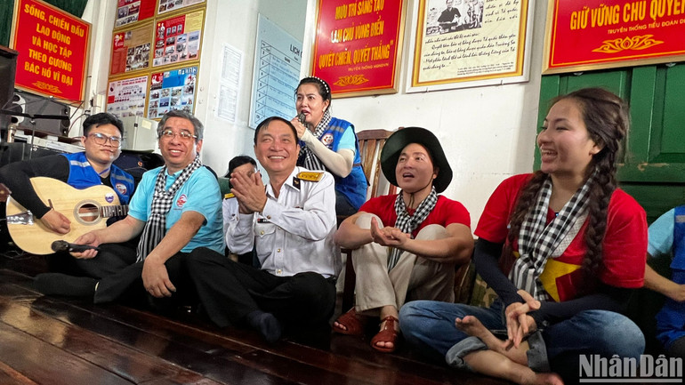 Các đại biểu giao lưu văn nghệ trên Nhà giàn DK1/10.