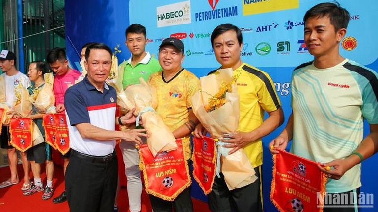 Lãnh đạo Hội Nhà báo Việt Nam tặng Cờ lưu niệm và hoa chúc mừng các đội bóng tham dự giải đấu.