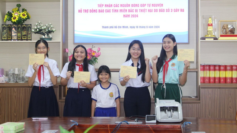 Học sinh trên địa bàn Thành phố Hồ Chí Minh ủng hộ người dân bị bão lũ.