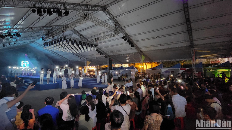 Giới trẻ Thành phố Hồ Chí Minh hưởng ứng tắt đèn trong chiến dịch Giờ Trái đất tại Nhà văn hóa Thanh niên. Giới trẻ Thành phố Hồ Chí Minh hưởng ứng tắt đèn trong chiến dịch Giờ Trái đất tại Nhà văn hóa Thanh niên.