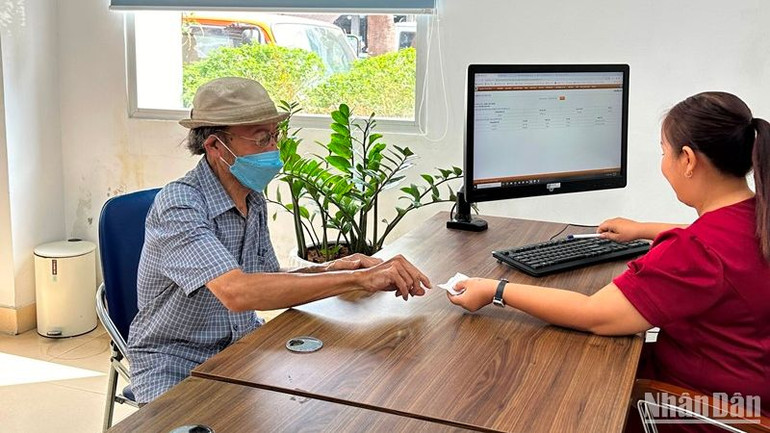 Người dân thực hiện thủ tục hành chính tại Công ty Điện lực Phú Thọ ngay sau kỳ nghỉ Tết Nguyên đán.