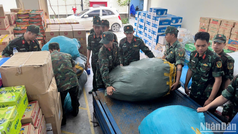 Bộ đội sắp xếp, phân bổ hàng cứu trợ để vận chuyển ra các tỉnh miền bắc.