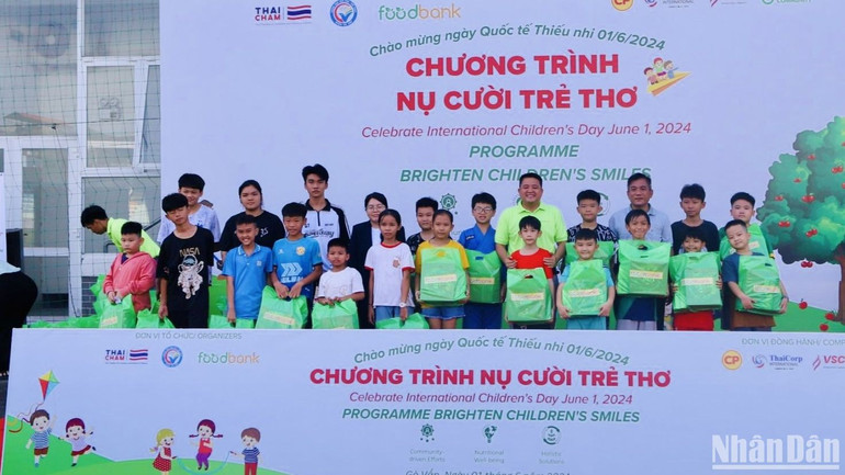 Đại diện Ban Tổ chức trao quà cho các em nhỏ tại chương trình.