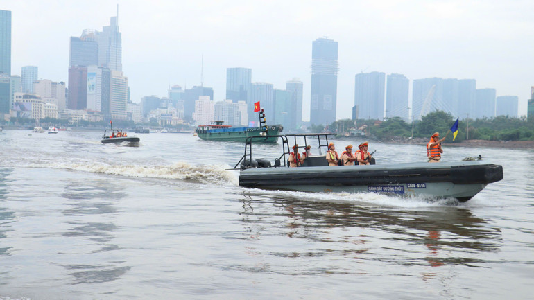 Cảnh sát giao thông đường thuỷ tuần tra trên các tuyến sông của thành phố