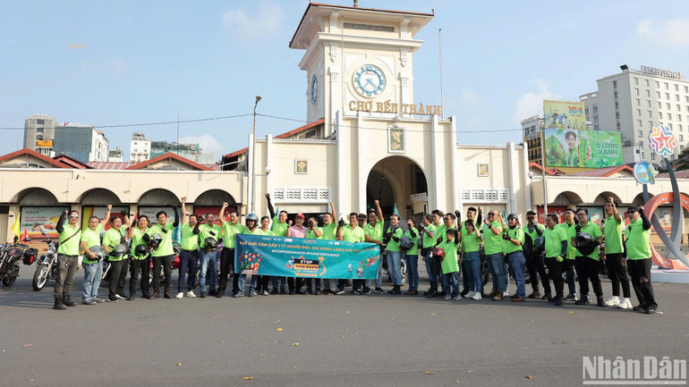 Các đơn vị diễu hành tuyên truyền việc sử dụng thực phẩm hiệu quả và chống lãng phí