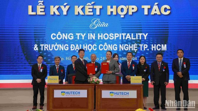 HUTECH và các doanh nghiệp tham gia ký kết thỏa thuận “Đào tạo nguồn nhân lực gắn liền với nhu cầu của doanh nghiệp”.