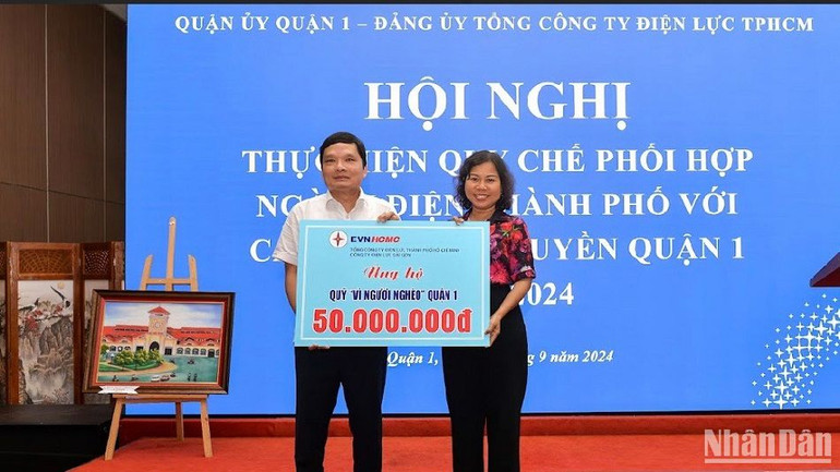 Công ty Điện lực Sài Gòn trao bản tượng trưng ủng hộ Quỹ Vì người nghèo quận 1.