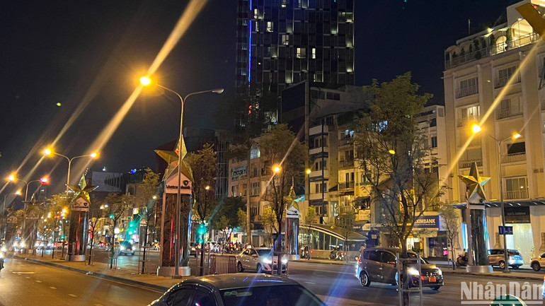 Nhiều toà nhà ở quận 1 tắt bớt đèn để tham gia tiết kiệm điện