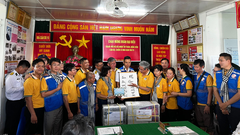 Các đại biểu trao Không gian văn hoá Hồ Chí Minh và câu đối đến cán bộ, chiến sĩ trên Nhà giàn DK1/10.