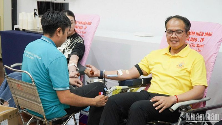 Hành trình đỏ thu hút hàng trăm nghìn người tham gia hiến máu nhân đạo.