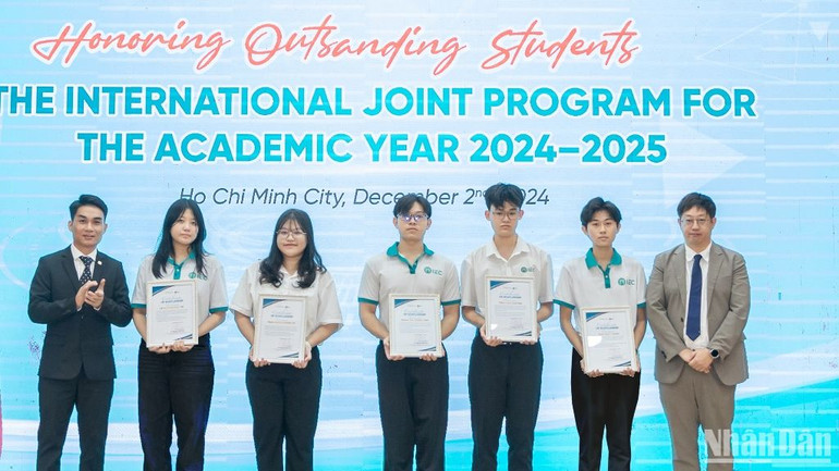 Lãnh đạo các Viện, phòng hai trường đại học trao học bổng cho các tân sinh viên liên kết quốc tế.