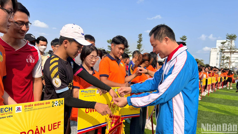 Đại diện Ban tổ chức trao cờ lưu niệm cho các cầu thủ tham dự giải đấu.