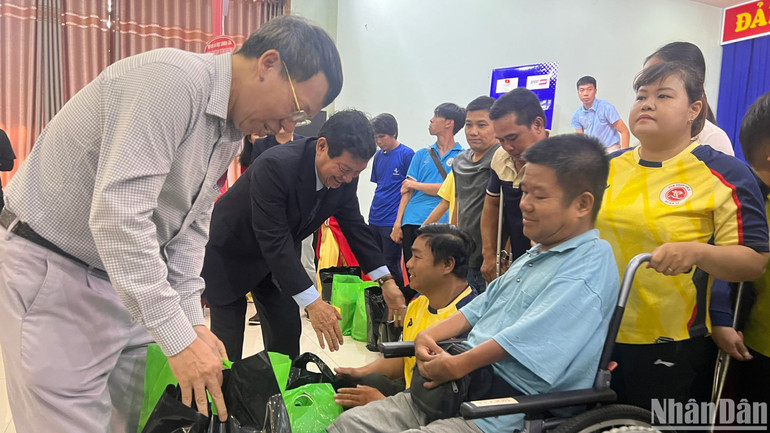 Các đơn vị trao quà cho các người khuyết tật tại chương trình.
