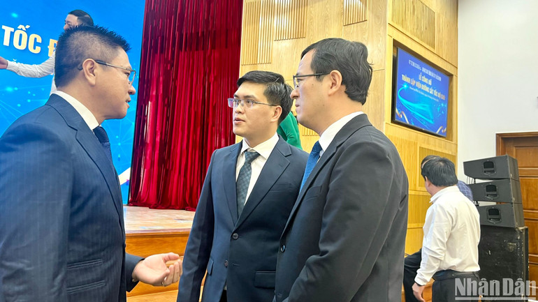 Phó Giáo sư, Tiến sĩ Nguyễn Xuân Phương, Hiệu trưởng UTH trao đổi cùng ông Từ Châu (bên phải), Quyền Tổng Lãnh sự quán nước Cộng hòa nhân dân Trung Hoa tại Thành phố Hồ Chí Minh tại Lễ công bố.