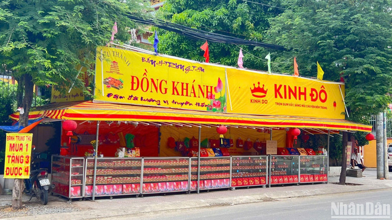 Cửa hàng bánh Trung thu trên đường Lê Quang Định thưa thớt khách vào mua (Ảnh: NGUYỄN AN) Cửa hàng bánh Trung thu trên đường Lê Quang Định thưa thớt khách vào mua (Ảnh: NGUYỄN AN)