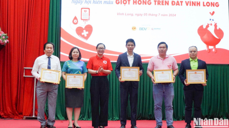 Ban tổ chức tri ân các nhà tài trợ, đơn vị đồng hành cùng chương trình.