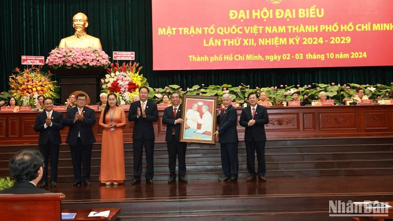Lãnh đạo Ủy ban Trung ương Mặt trận Tổ quốc Việt Nam trao tặng tranh cho lãnh đạo Ủy ban Mặt trận Tổ quốc Việt Nam Thành phố Hồ Chí Minh.