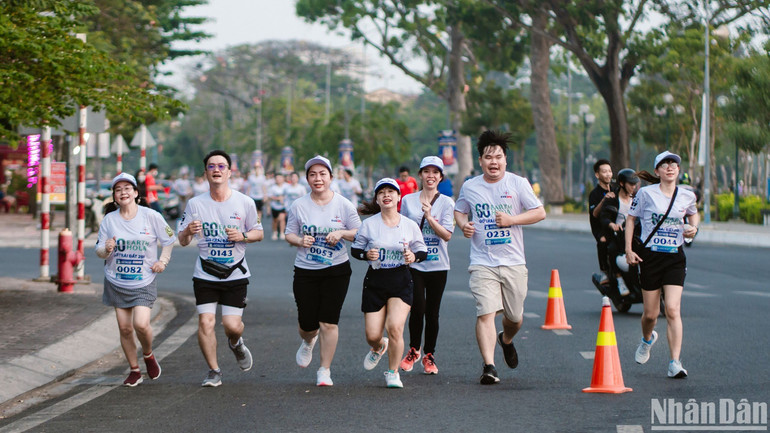 Cán bộ, công nhân viên Điện lực Cần Thơ và người dân chạy bộ hưởng ứng chiến dịch Giờ Trái đất sáng 23/3. Cán bộ, công nhân viên Điện lực Cần Thơ và người dân chạy bộ hưởng ứng chiến dịch Giờ Trái đất sáng 23/3.
