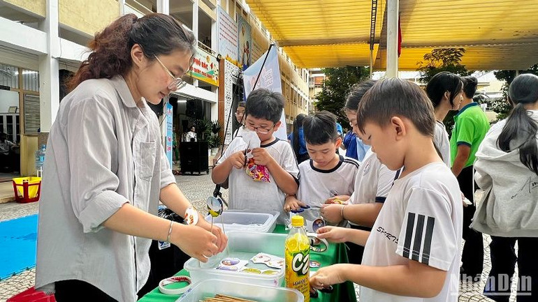 Các em học sinh tìm hiểu, tham quan các mô hình trò chơi, học tập tại chương trình.