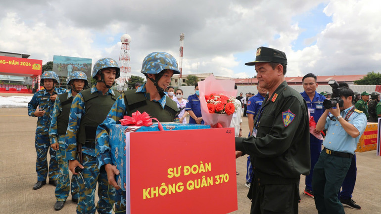 Trung tướng Lê Hồng Nam, Giám đốc Công an Thành phố Hồ Chí Minh tặng hoa động viên cán bộ, chiến sĩ tham gia hoạt động diễn tập. (Ảnh: Công an cung cấp)